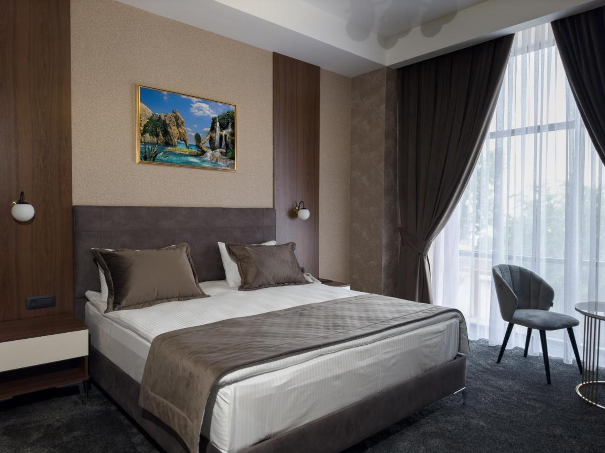 Leon Hotel Spa Gandja Eksteriør billede